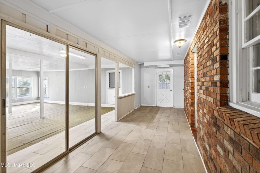 This spacious and versatile home offers 3 bedrooms and 3 - photo 21
