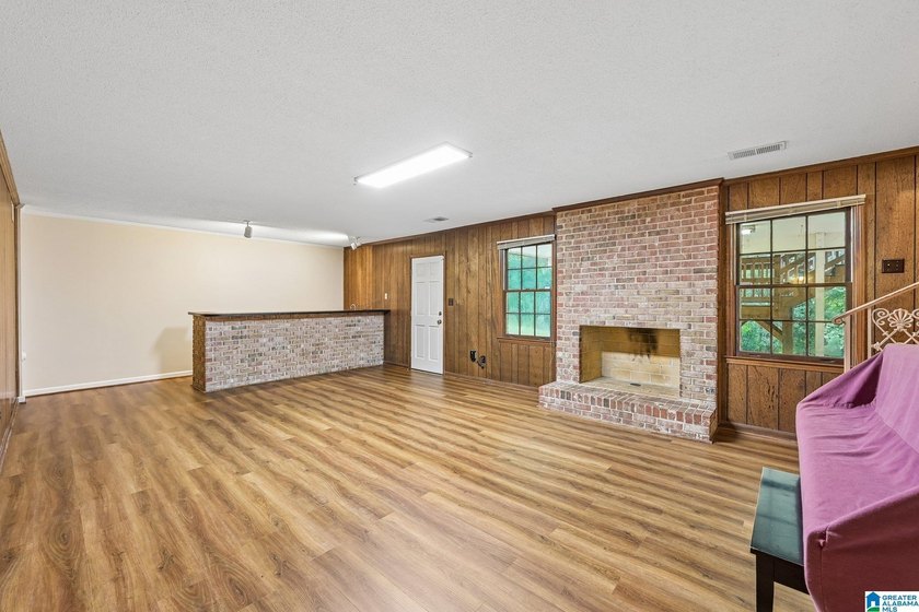 Welcome to this beautifully maintained full-brick 5-bedroom - photo 22