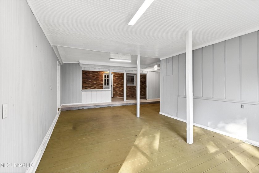 This spacious and versatile home offers 3 bedrooms and 3 - photo 22