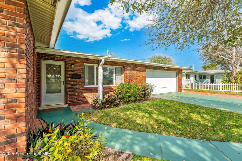 Coastal living at its best! This fully renovated 3-bed, 2-bath - photo 2