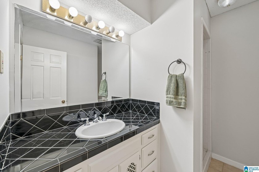 Welcome to this beautifully maintained full-brick 5-bedroom - photo 23