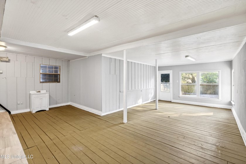This spacious and versatile home offers 3 bedrooms and 3 - photo 23