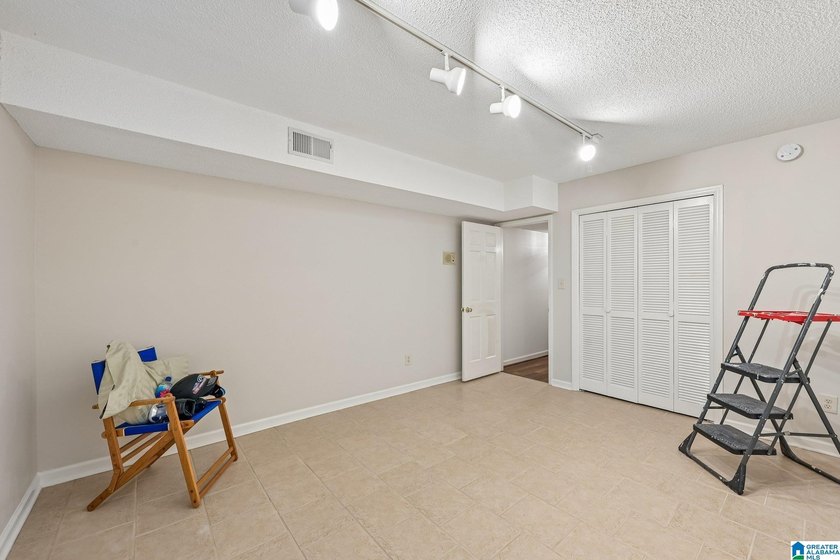 Welcome to this beautifully maintained full-brick 5-bedroom - photo 24