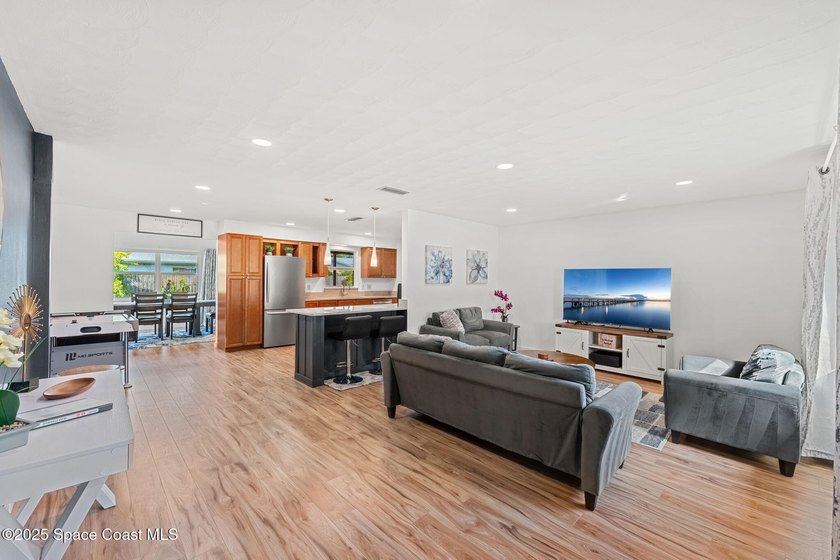 Coastal living at its best! This fully renovated 3-bed, 2-bath - photo 4