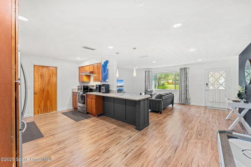 Coastal living at its best! This fully renovated 3-bed, 2-bath - photo 5