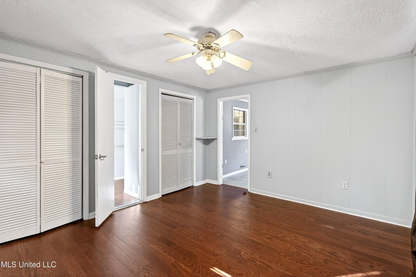 This spacious and versatile home offers 3 bedrooms and 3 - photo 27