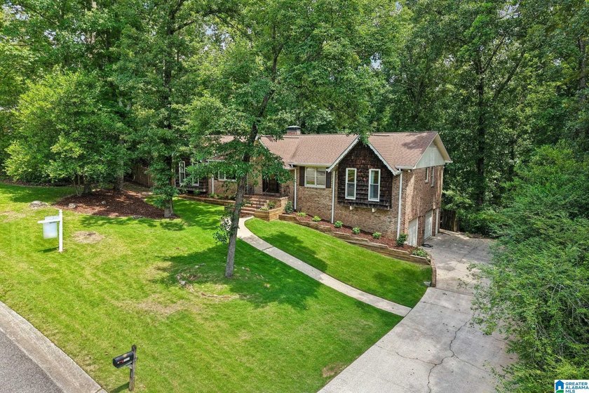 Welcome to this beautifully maintained full-brick 5-bedroom - photo 28