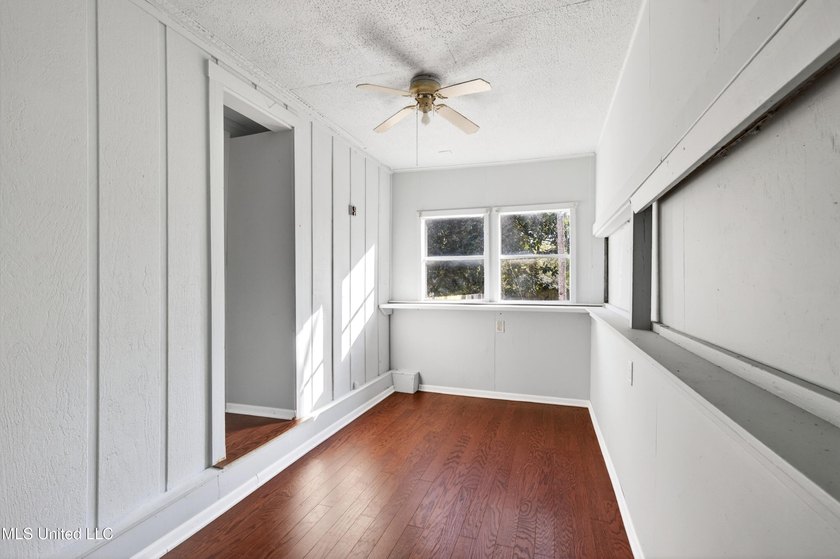 This spacious and versatile home offers 3 bedrooms and 3 - photo 28