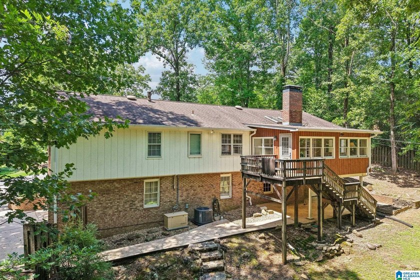 Welcome to this beautifully maintained full-brick 5-bedroom - photo 29