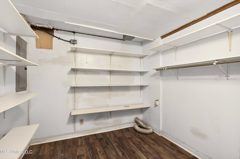 This spacious and versatile home offers 3 bedrooms and 3 - photo 29