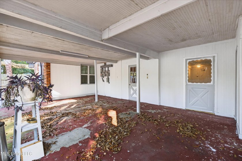 This spacious and versatile home offers 3 bedrooms and 3 - photo 31