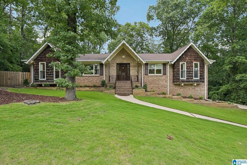 Welcome to this beautifully maintained full-brick 5-bedroom - photo 32