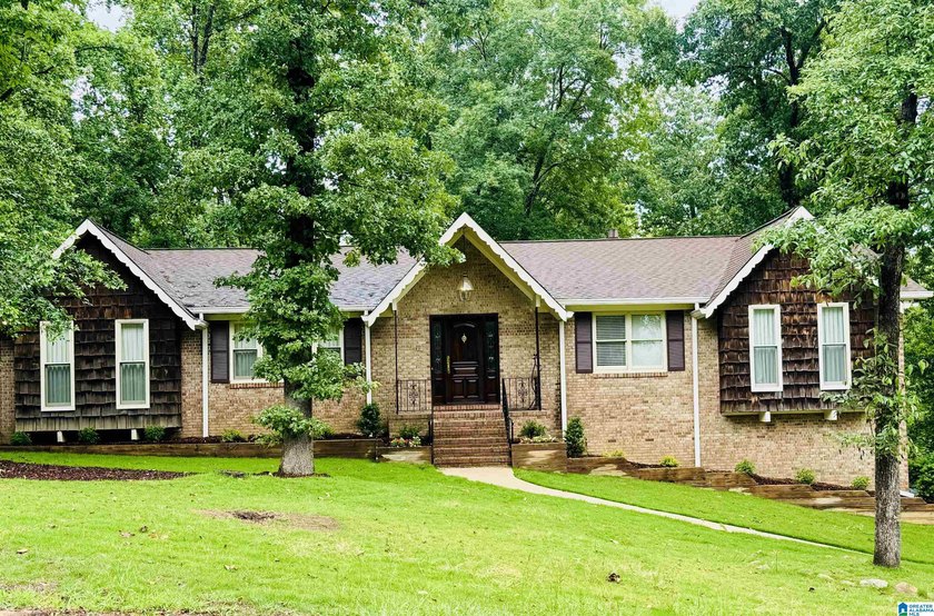 Welcome to this beautifully maintained full-brick 5-bedroom - photo 34