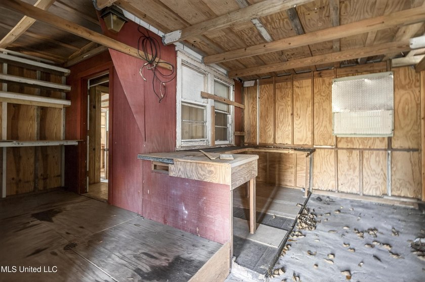 This spacious and versatile home offers 3 bedrooms and 3 - photo 35