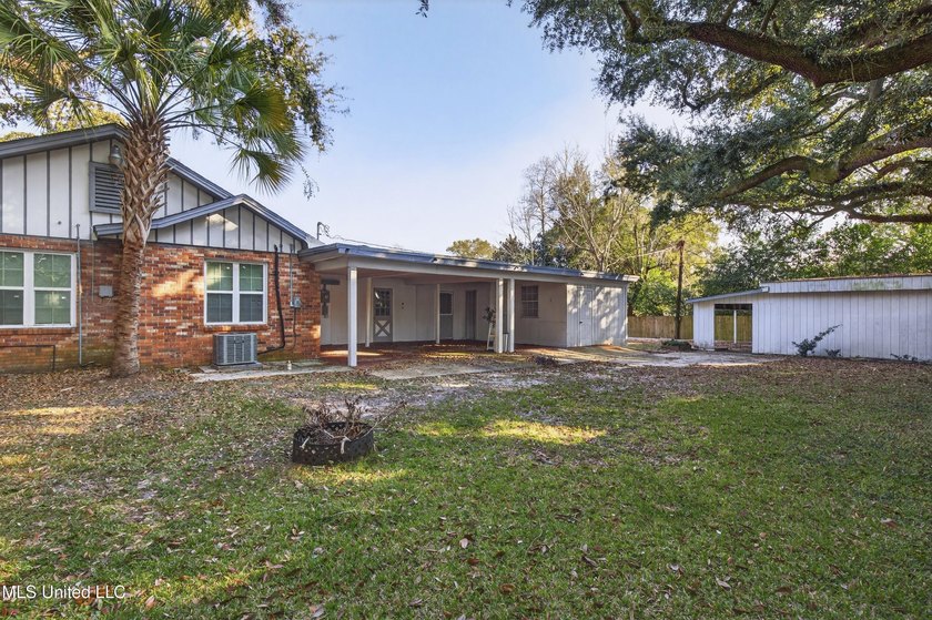 This spacious and versatile home offers 3 bedrooms and 3 - photo 36