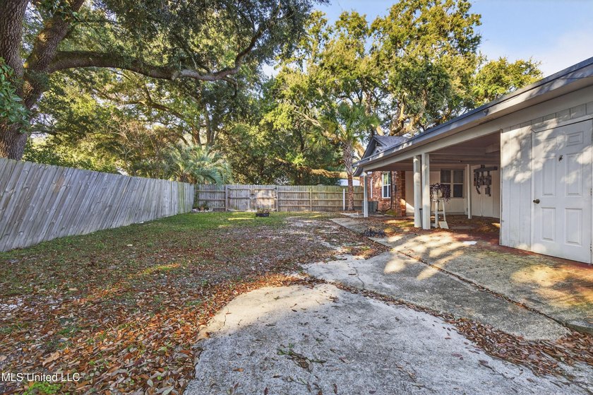 This spacious and versatile home offers 3 bedrooms and 3 - photo 37