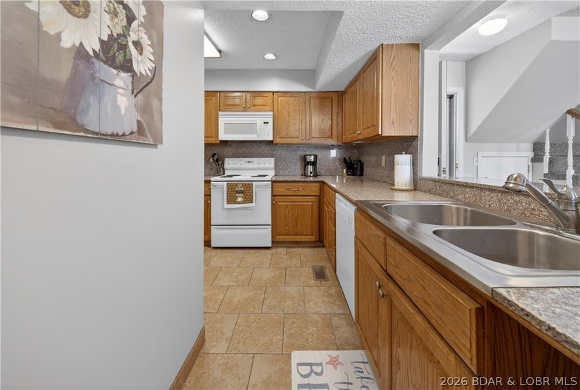 Fresh, clean &amp; updated 2-level condo in the highly desirable - photo 11
