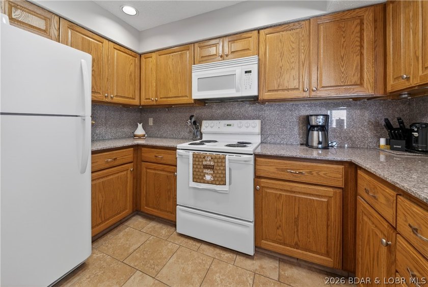Fresh, clean &amp; updated 2-level condo in the highly desirable - photo 12