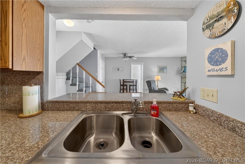 Fresh, clean &amp; updated 2-level condo in the highly desirable - photo 13