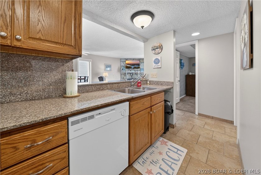 Fresh, clean &amp; updated 2-level condo in the highly desirable - photo 14