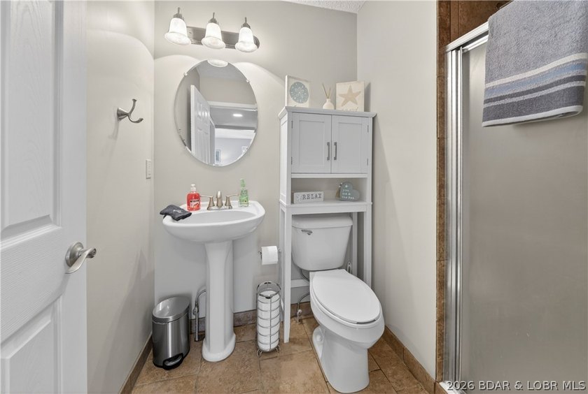 Fresh, clean &amp; updated 2-level condo in the highly desirable - photo 15