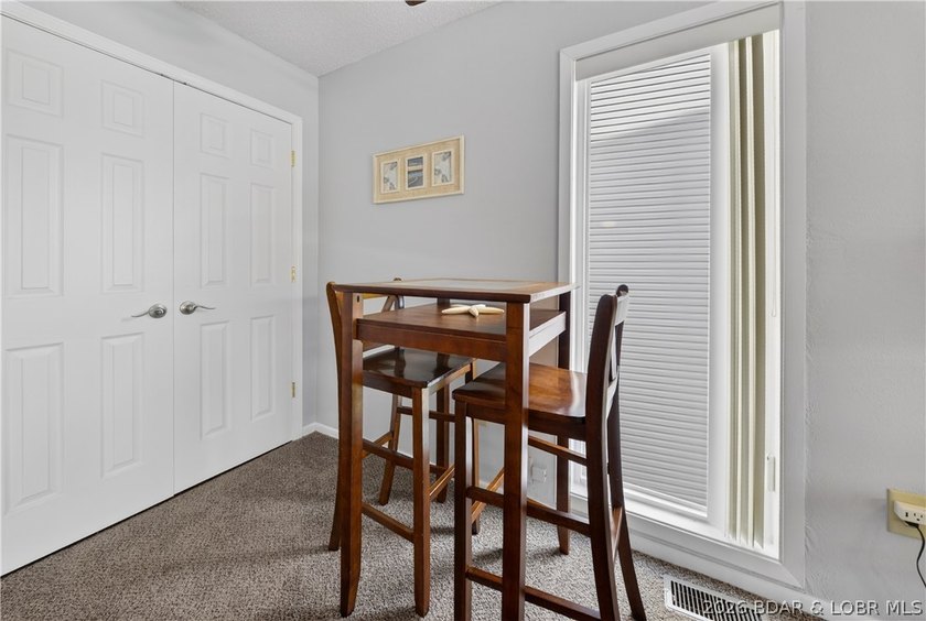 Fresh, clean &amp; updated 2-level condo in the highly desirable - photo 16