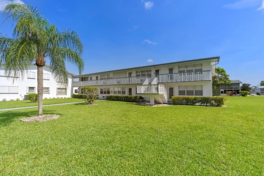 Rarely available and beautifully renovated from top to bottom - photo 16