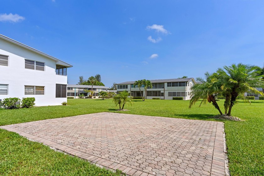 Rarely available and beautifully renovated from top to bottom - photo 18