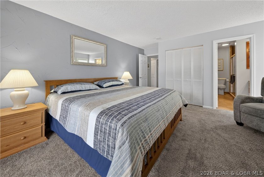 Fresh, clean &amp; updated 2-level condo in the highly desirable - photo 19