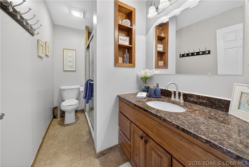 Fresh, clean &amp; updated 2-level condo in the highly desirable - photo 20