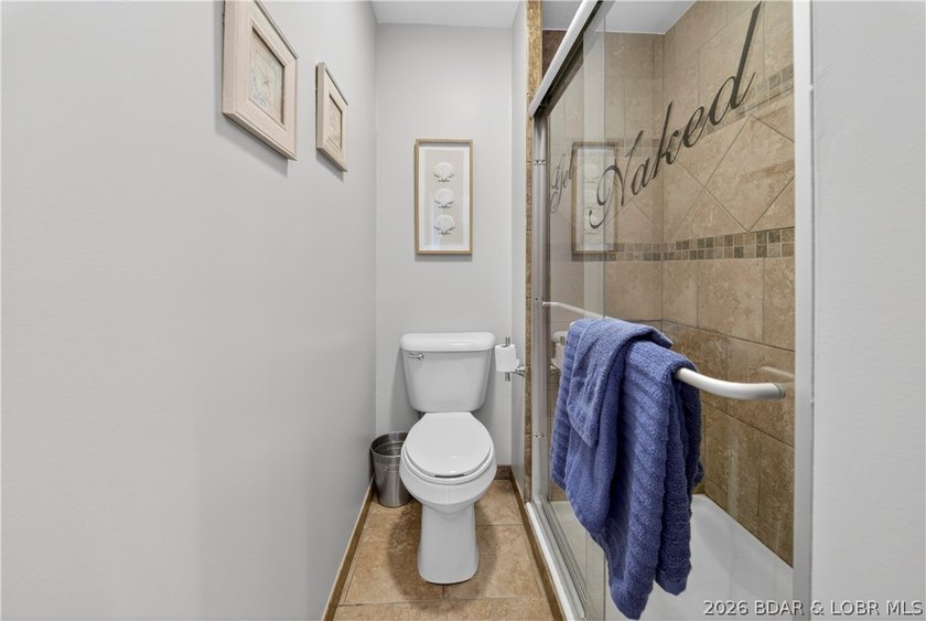 Fresh, clean &amp; updated 2-level condo in the highly desirable - photo 21