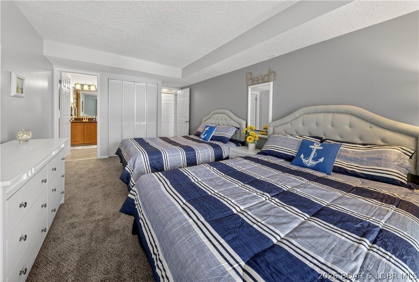 Fresh, clean &amp; updated 2-level condo in the highly desirable - photo 25