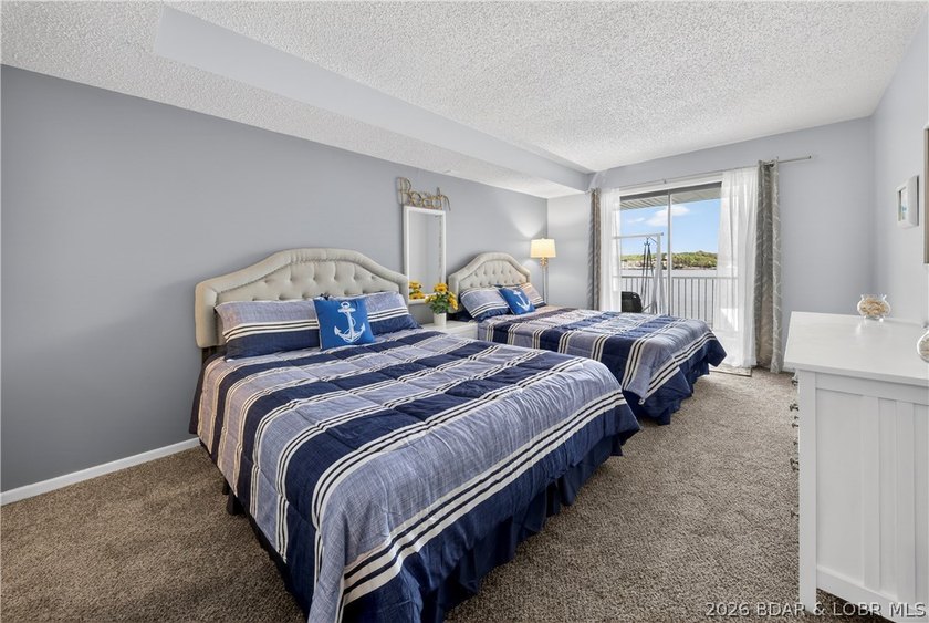 Fresh, clean &amp; updated 2-level condo in the highly desirable - photo 26