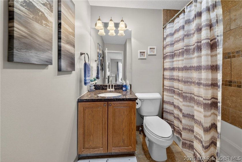 Fresh, clean &amp; updated 2-level condo in the highly desirable - photo 27