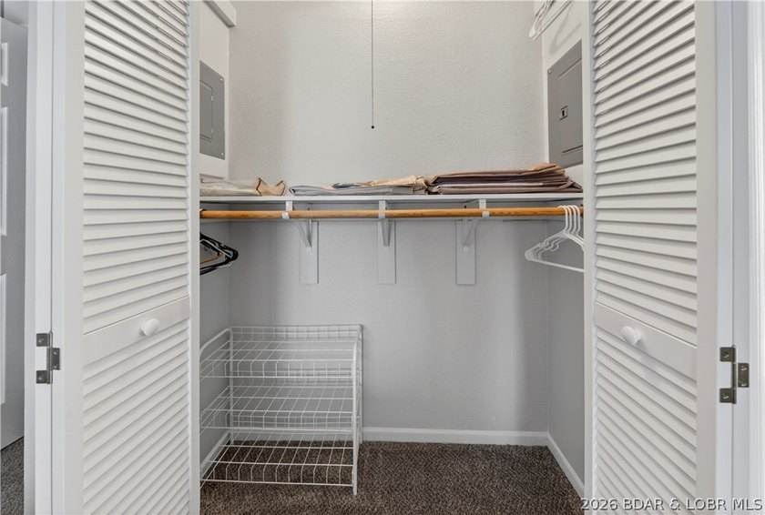 Fresh, clean &amp; updated 2-level condo in the highly desirable - photo 28