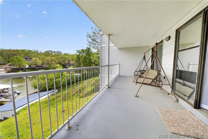 Fresh, clean &amp; updated 2-level condo in the highly desirable - photo 29