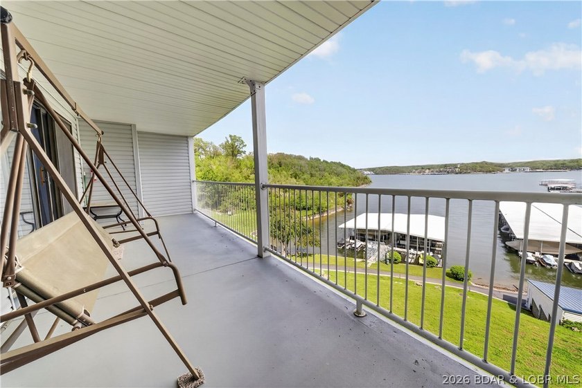 Fresh, clean &amp; updated 2-level condo in the highly desirable - photo 30