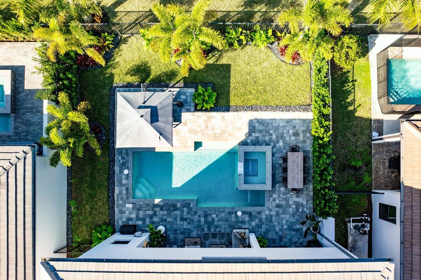 A masterfully upgraded contemporary home with a private resort - photo 3