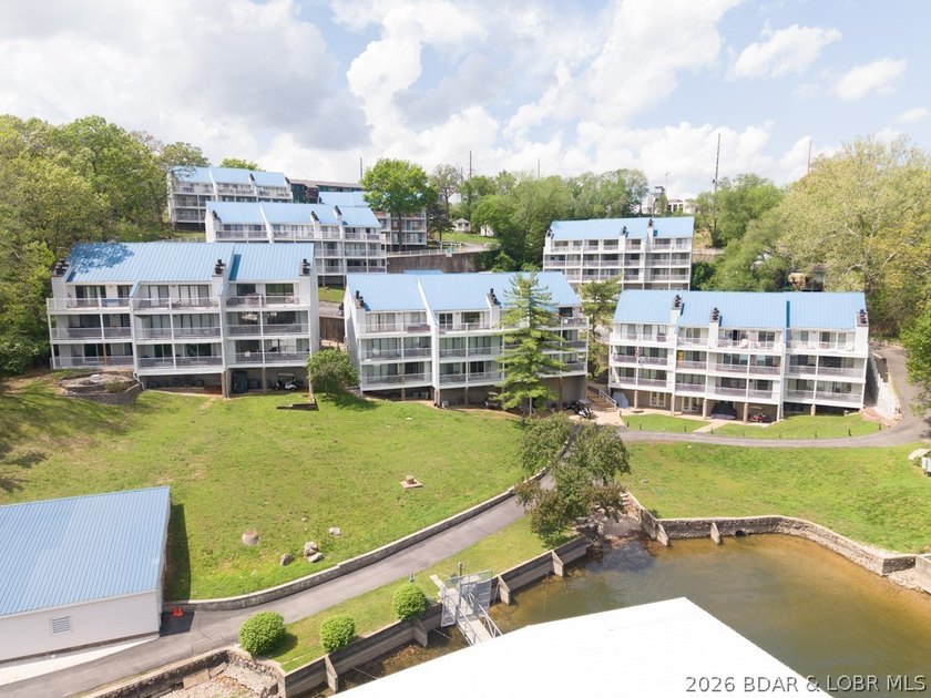 Fresh, clean &amp; updated 2-level condo in the highly desirable - photo 42