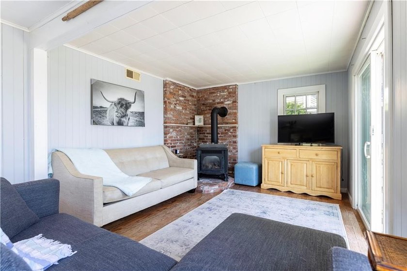Nestled on desirable Harbour Island, this charming shingle-style - photo 11