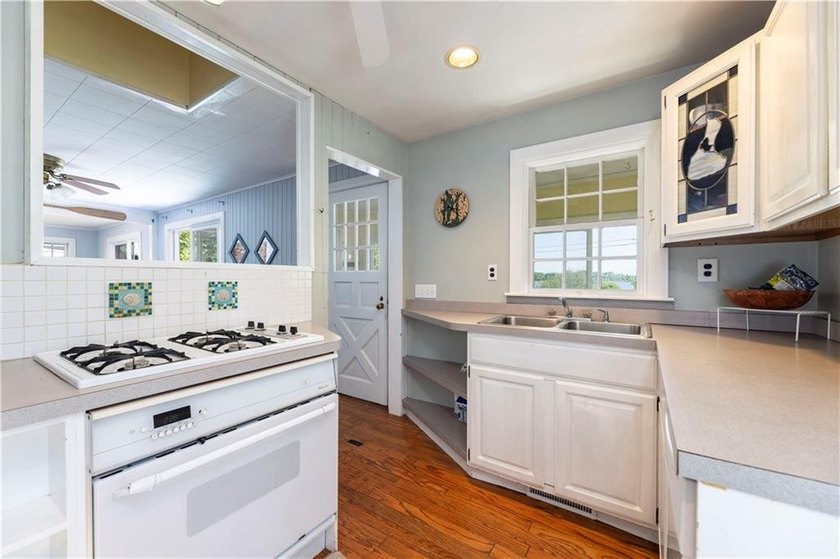 Nestled on desirable Harbour Island, this charming shingle-style - photo 17