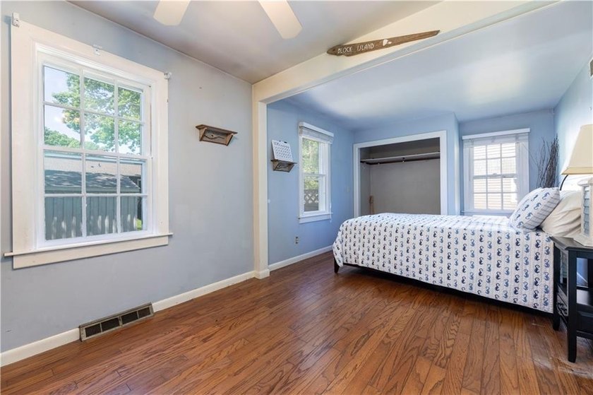 Nestled on desirable Harbour Island, this charming shingle-style - photo 18