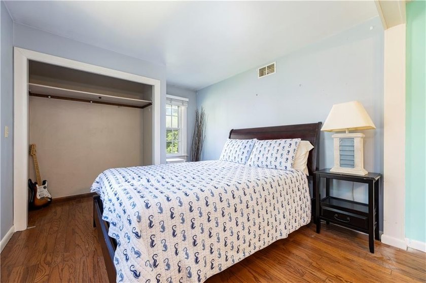 Nestled on desirable Harbour Island, this charming shingle-style - photo 19