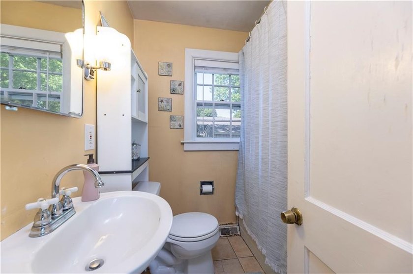 Nestled on desirable Harbour Island, this charming shingle-style - photo 21