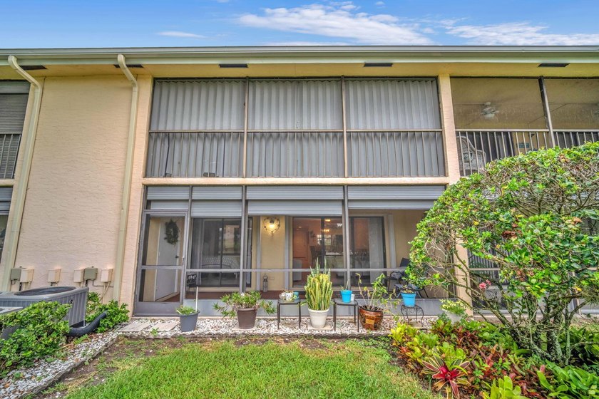 A charming and impeccably maintained two-bedroom, two-bathroom - photo 28