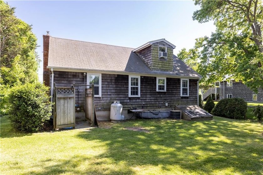 Nestled on desirable Harbour Island, this charming shingle-style - photo 29