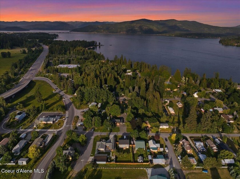Experience the best of North Idaho living in this stunning - photo 3