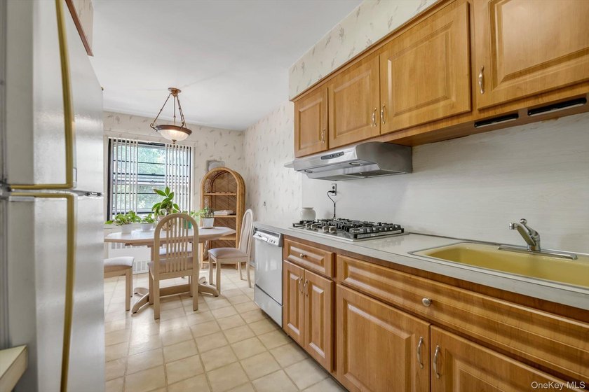 Excellent opportunity in prime Bayside! Brick attached - photo 11