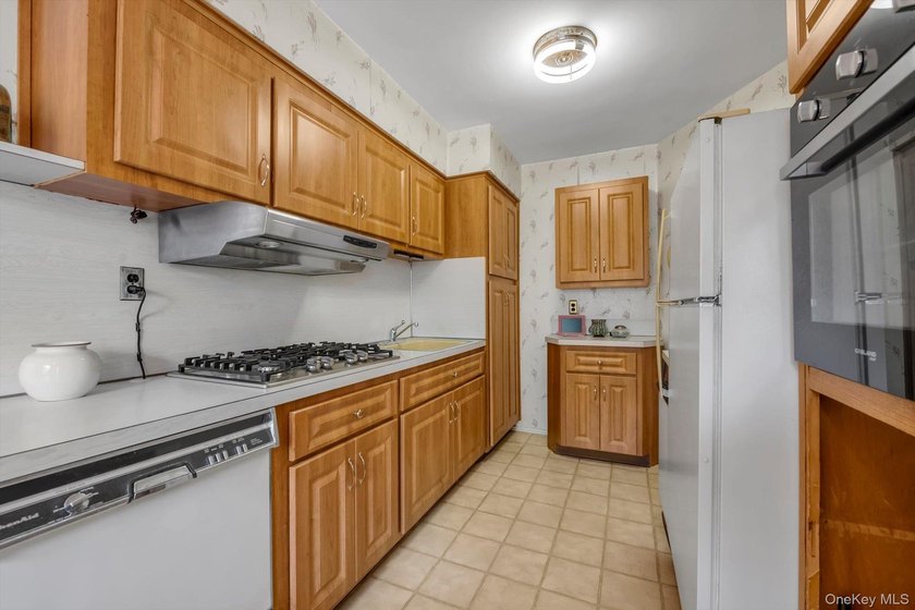 Excellent opportunity in prime Bayside! Brick attached - photo 12