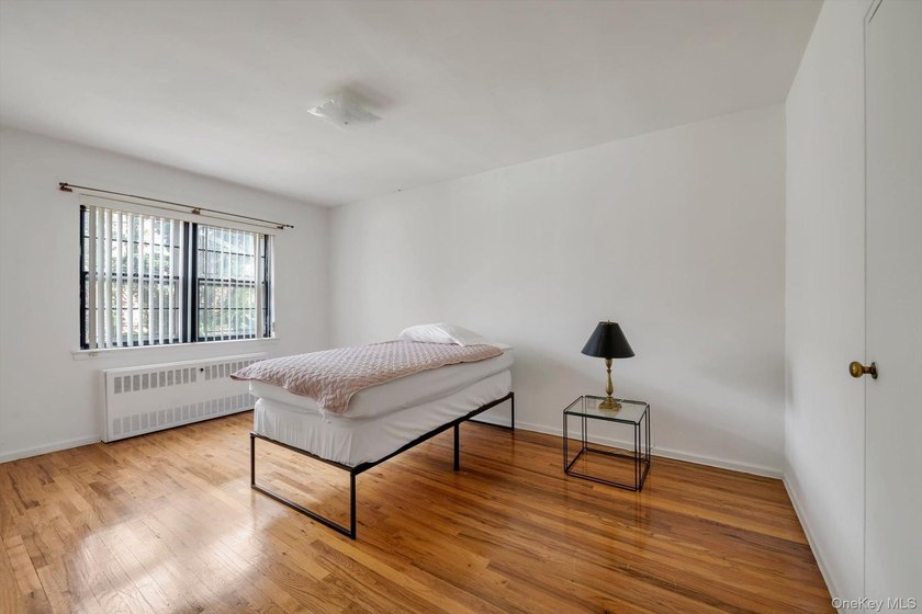 Excellent opportunity in prime Bayside! Brick attached - photo 13